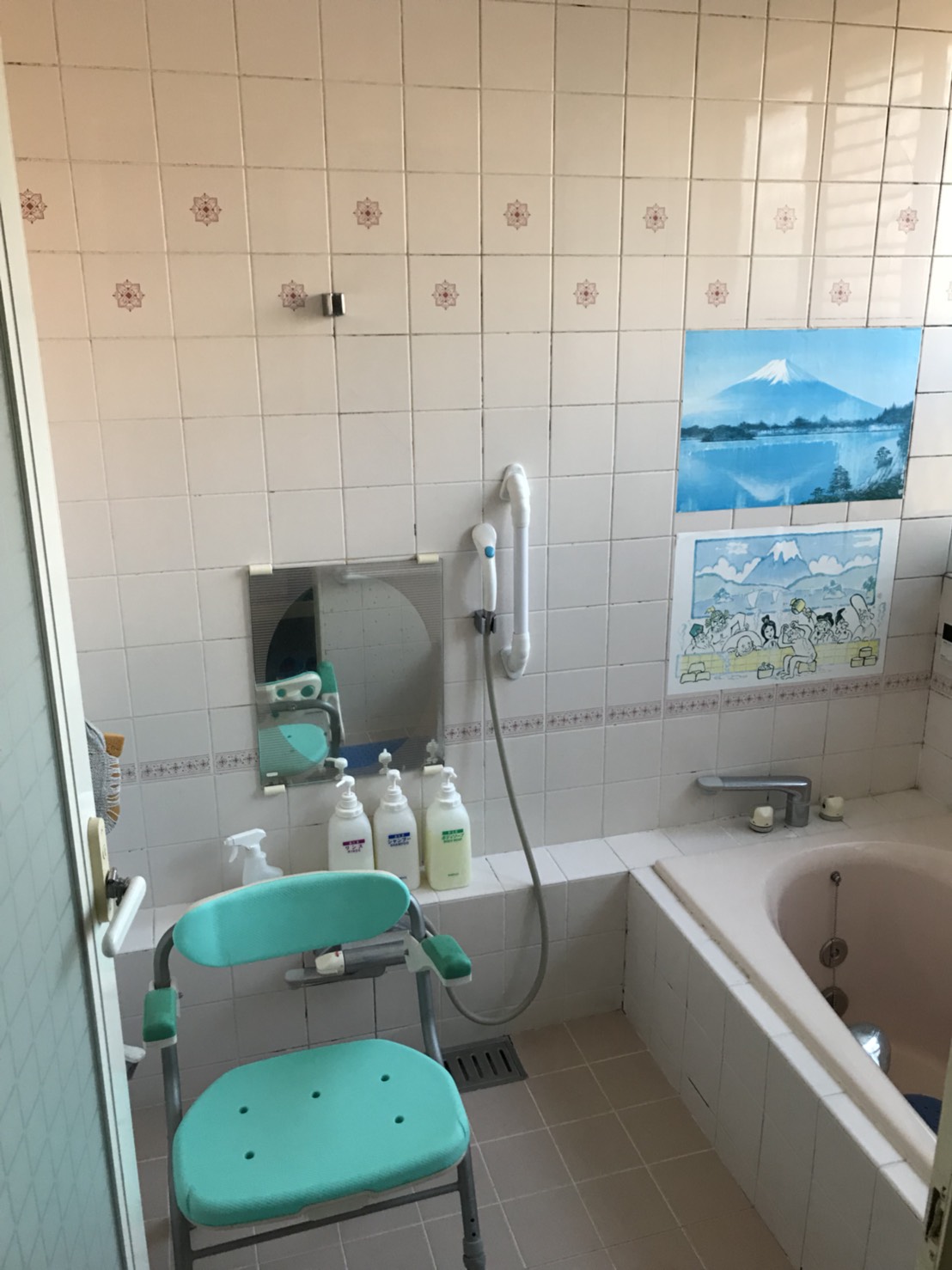 介護用浴室。バスタブと入浴補助具、洗面台が配置された清潔な浴室空間。