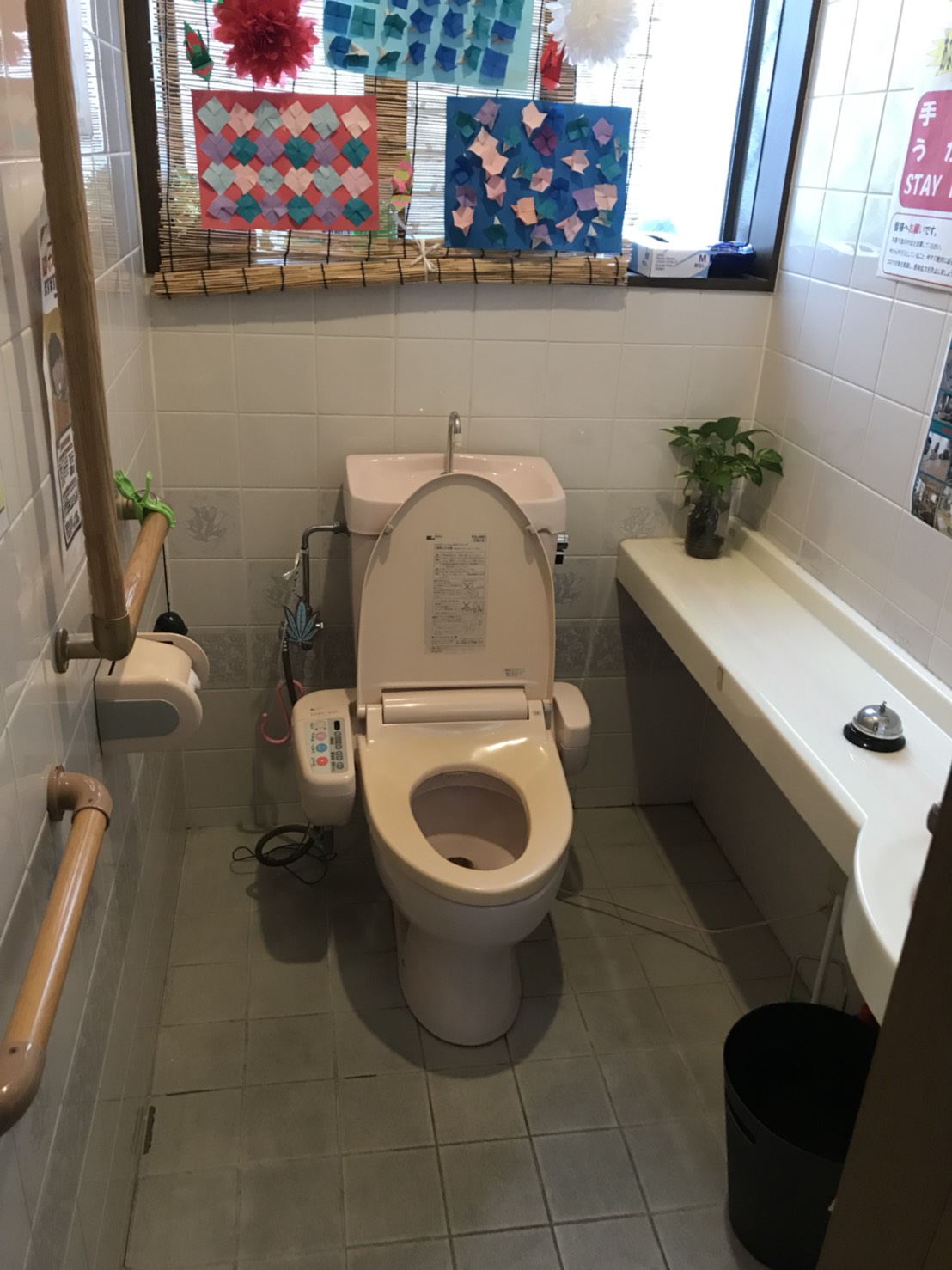 介護施設のトイレ。温便座付きの洋式トイレと洗面台が設置されている。
