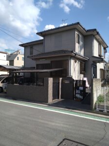 介護施設の外観。2階建てモダン和風建築、駐車スペース完備。